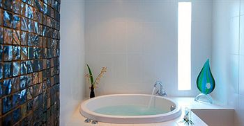 Deep Soaking Bathtub